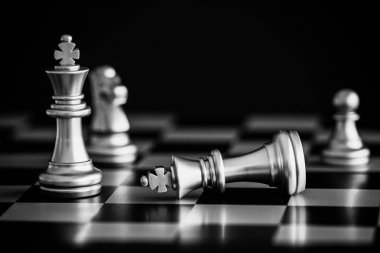 Strateji satranç dövüşü Satranç tahtasında zeka meydan okuma oyunu.