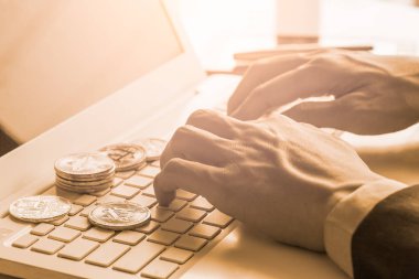 Modern Döviz ve bitcoin glob uygun ödeme şekli