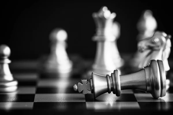 Der König im Kampfschach steht auf dem Schachbrett mit schwarzem Iso — Stockfoto