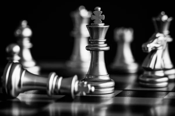 Der König im Kampfschach steht auf dem Schachbrett mit schwarzem Iso — Stockfoto