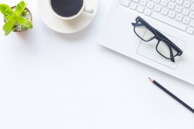 Beyaz Resepsiyon Kırtasiye dizüstü bilgisayar, akıllı telefon ve diğer zekâ