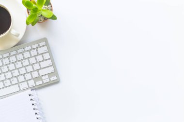 Beyaz Resepsiyon ofis dizüstü bilgisayar, akıllı telefon ve diğer iş teçhizatı