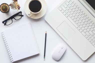 Beyaz Resepsiyon ofis dizüstü bilgisayar, akıllı telefon ve diğer iş teçhizatı