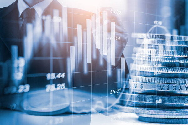 Бизнесмен с двойной экспозицией и биржевой или форэкс-графический костюм
