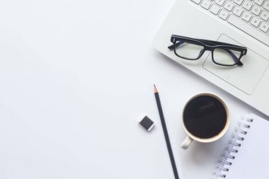 Beyaz Resepsiyon ofis dizüstü bilgisayar, akıllı telefon ve diğer iş teçhizatı