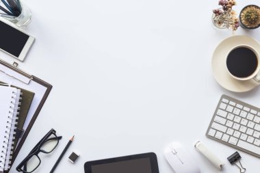 Beyaz Resepsiyon ofis dizüstü bilgisayar, akıllı telefon ve diğer iş teçhizatı