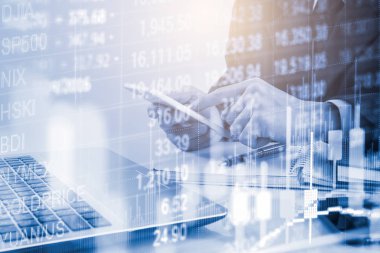 Çift pozlama işadamı ve borsa veya forex grafik takım elbise