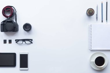 Beyaz Resepsiyon ofis dizüstü bilgisayar, akıllı telefon ve diğer iş teçhizatı