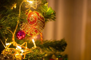 Noel kartı arkaplanı ve şenlikli süsleme balosu, 