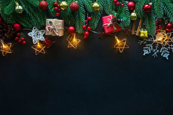 Noel kartı arkaplanı ve şenlikli süsleme balosu, 