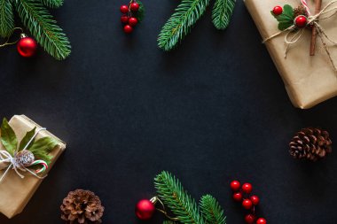 Noel kartı arkaplanı ve şenlikli süsleme balosu, 