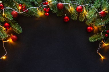 Noel kartı arkaplanı ve şenlikli süsleme balosu, 