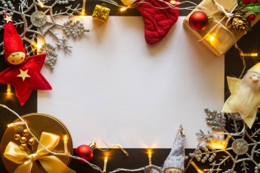 Noel kartı arkaplanı ve şenlikli süsleme balosu, 