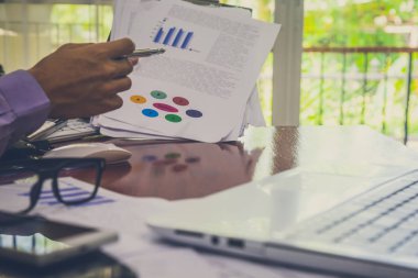 İşadamı veya otobüs hesaplamak için hesap makinesi üzerinde çalışmaya muhasebeci