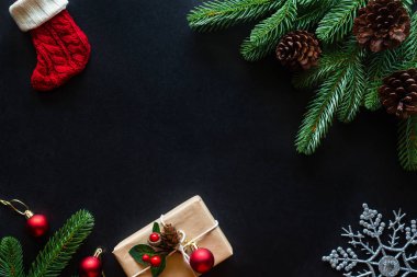 Noel kartı arkaplanı ve şenlikli süsleme balosu, 