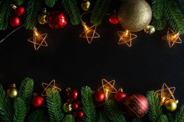 Noel kartı arkaplanı ve şenlikli süsleme balosu, 