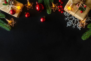 Noel kartı arkaplanı ve şenlikli süsleme balosu, 