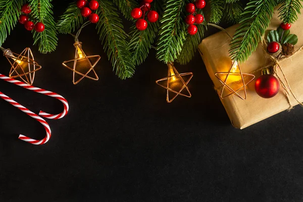 Fondo de tarjeta navideña de vacaciones con bola de decoración festiva , — Foto de Stock