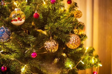 Noel kartı arkaplanı ve şenlikli süsleme balosu, 