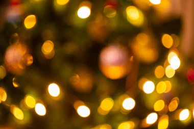 Siyah arkaplanda işaret fişeği ile soyut sahte ışık. Noel c