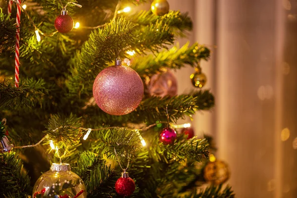 Vakantie kerstkaart achtergrond met feestelijke decoratie bal, — Stockfoto