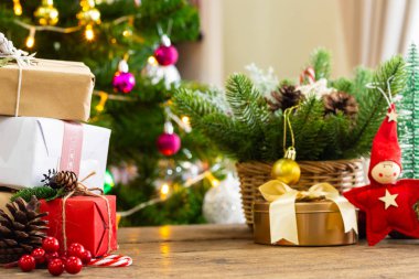 Noel kartı arkaplanı ve şenlikli süsleme balosu, 