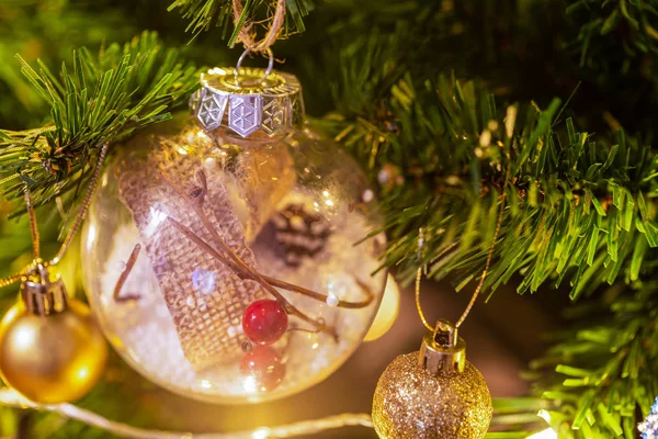 Vakantie kerstkaart achtergrond met feestelijke decoratie bal, — Stockfoto