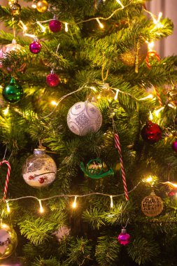 Noel kartı arkaplanı ve şenlikli süsleme balosu, 