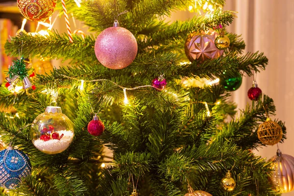 Vakantie kerstkaart achtergrond met feestelijke decoratie bal, — Stockfoto