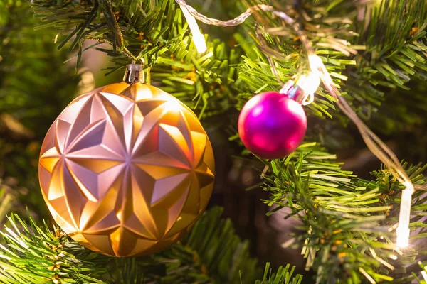 Urlaub Weihnachtskarte Hintergrund mit festlicher Dekoration Ball, — Stockfoto