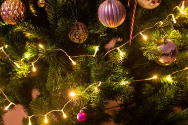 Noel kartı arkaplanı ve şenlikli süsleme balosu, 