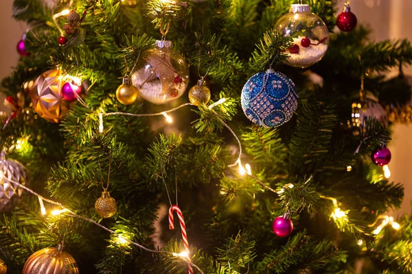 Holiday Christmas kort bakgrund med festlig dekoration boll, — Stockfoto