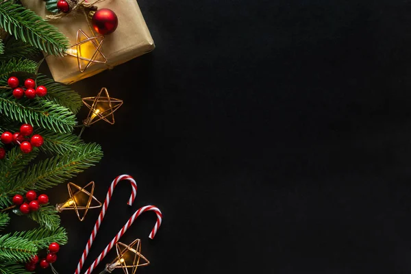 Fondo de tarjeta navideña de vacaciones con bola de decoración festiva , — Foto de Stock