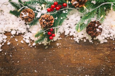 Noel kartı arkaplanı ve şenlikli süsleme balosu, 