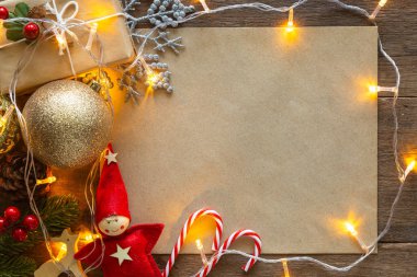 Noel kartı arkaplanı ve şenlikli süsleme balosu, 