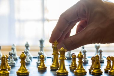 Satranç tahtasında satranç, iş adamı geçmişinin arkasında. Meşgul