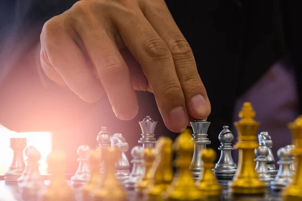 Jogo de xadrez no tabuleiro de xadrez atrás de fundo homem de negócios. Empreendimento — Fotografia de Stock