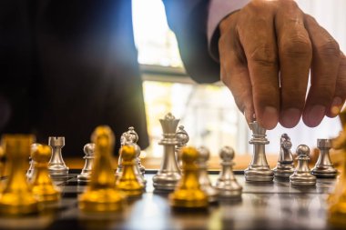 Satranç tahtasında satranç, iş adamı geçmişinin arkasında. Meşgul