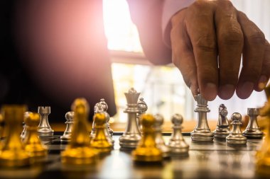 Satranç tahtasında satranç, iş adamı geçmişinin arkasında. Meşgul