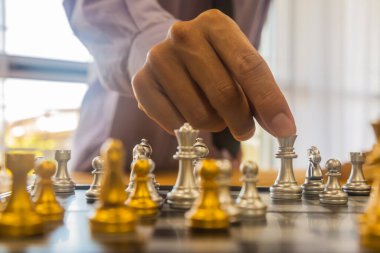 Satranç tahtasında satranç, iş adamı geçmişinin arkasında. Meşgul