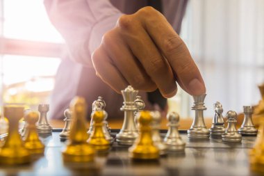 Satranç tahtasında satranç, iş adamı geçmişinin arkasında. Meşgul