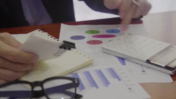 Empresário Contador Trabalhando Calculadora Para Calcular Conceito Dados Negócios Contabilidade — Vídeo de Stock