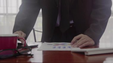 İşadamı veya iş veri kavramı hesaplamak için hesap makinesi üzerinde çalışmaya muhasebeci. Muhasebe, mali rapor durumuna danışmanlık ve planlama ofisinde bir pazarlama planı yatırım danışmanı.