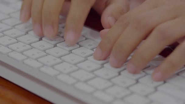 Adamı Elleri Dizüstü Bilgisayarda Klavye Işini Rutin Olarak Yazarak Mali — Stok video