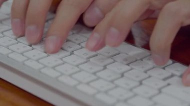 İş adamı elleri dizüstü bilgisayarda klavye işini rutin olarak yazarak mali rapor üzerinde çalışıyor ve yatırım eğilimi kavramına uygun bir pazarlama planı planlıyor.