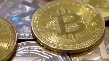 Modern bir takas yöntemi. Bitcoin ekonomi piyasasında uygun bir ödemedir. Sanal dijital para birimi ve finansal yatırım ticaret kavramı. Altın bitcoin ve satranç arka planına sahip soyut kripto para birimi