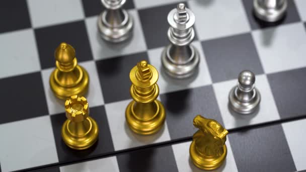 Κομμάτι Του Παιχνιδιού Σκάκι Σταθεί Σκακιέρα Μαύρο Απομονωμένο Φόντο Έννοια — Αρχείο Βίντεο