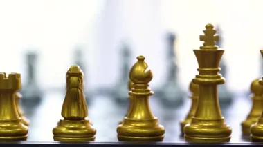 Satranç tahtasında siyah izole edilmiş arka planda duran bir satranç oyunu parçası. Piyasa hedef stratejisi için iş lideri konsepti. Zeka yarışması ve iş yarışması başarısı oyunu.