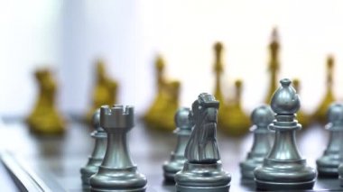 Satranç tahtasında siyah izole edilmiş arka planda duran bir satranç oyunu parçası. Piyasa hedef stratejisi için iş lideri konsepti. Zeka yarışması ve iş yarışması başarısı oyunu.