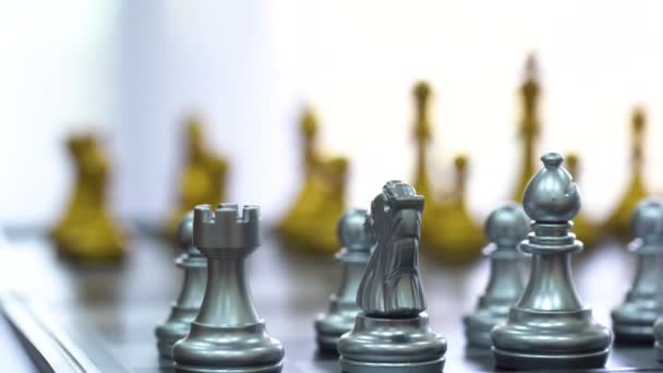 Schachfiguren Stehen Auf Einem Schachbrett Mit Schwarzem Hintergrund Marktführerkonzept Für — Stockvideo